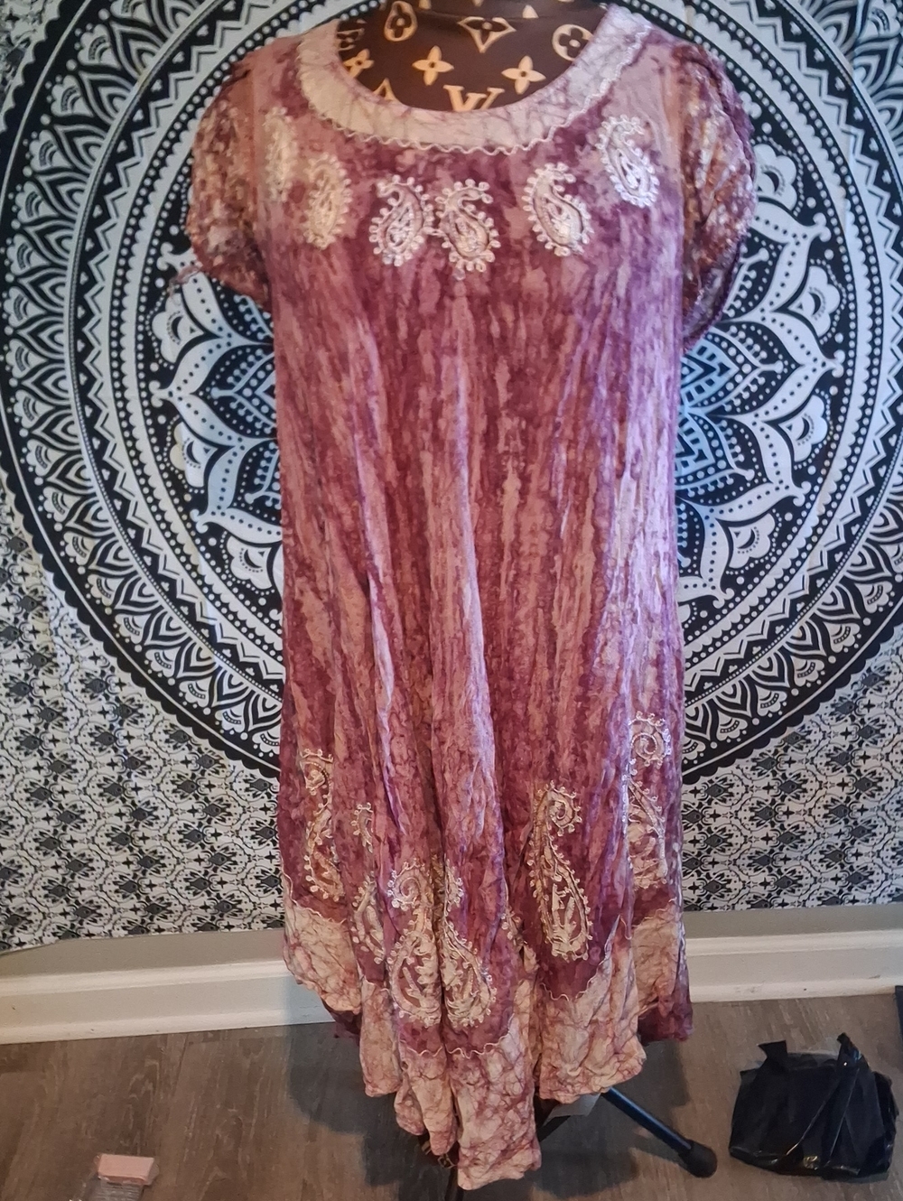 Advance Apparels Crushed Velvet Maxi Dress in Mauve with Cream Paisley